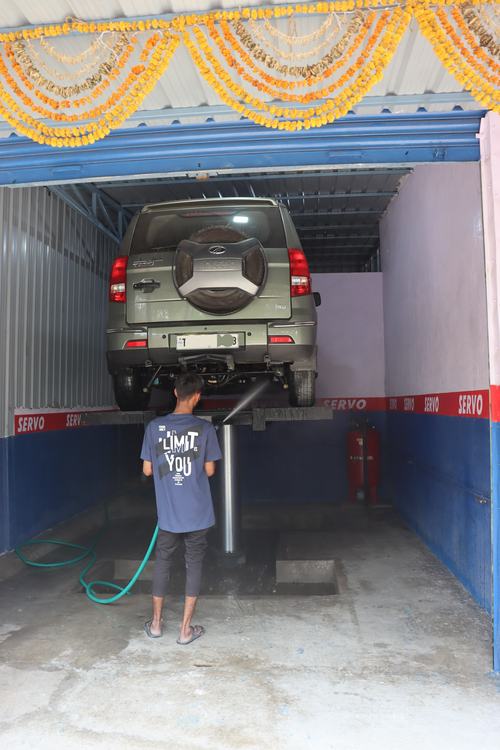 Mahindra Lift & Pressure Wash