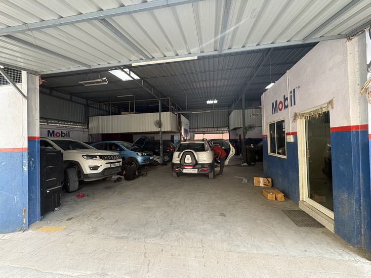Workshop Bay — Multiple Cars